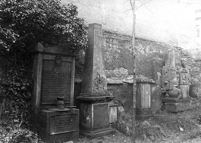 Zbytky vojenského hřbitova v Karlíně před 1. světovou válkou.