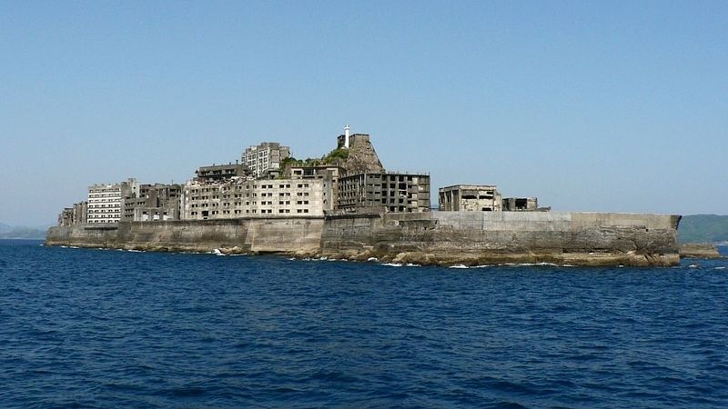 Vysoké betonové zdi měly obyvatele ostrova chránit v případě tajfunu.