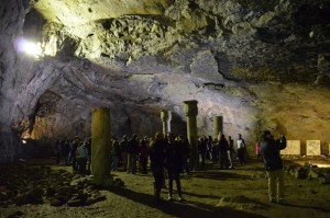 Předsíň jeskyně Býčí skála, kde došlo v roce 1872 ke známému archeologickému objevu Jindřicha Wankela